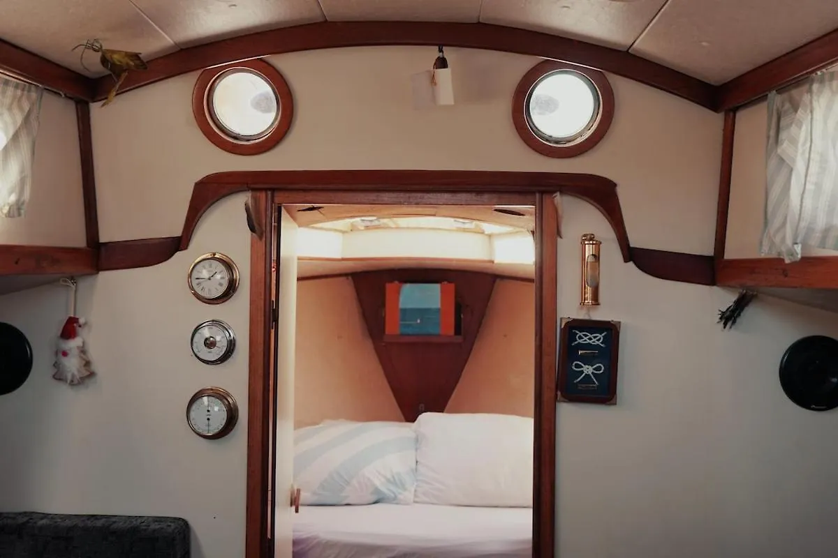Botel Hotel Cozy Lisbon Marina Sleepaboard - Sail Away