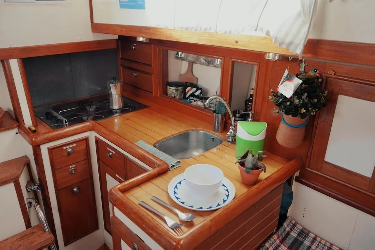 Cozy Lisbon Marina Sleepaboard - Sail Away Hotel